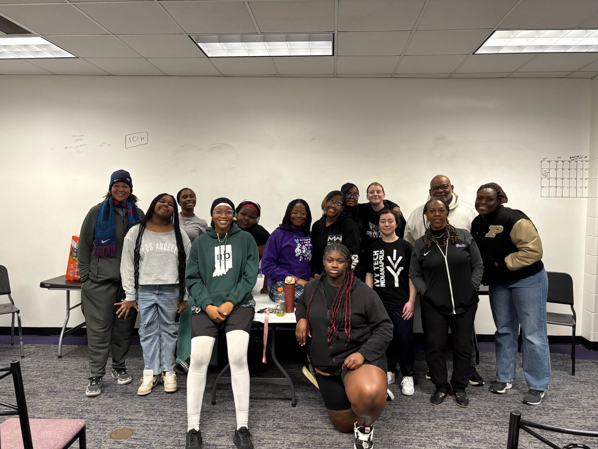 lLuvTrack's tweet photo. BD Girls Thrower clinic brought out the experts, Coach Mason over 30+ yrs coaching, BD alumni &amp; Shot Put record holder PharD Simi Akinrinsola and Coach Potter (prior throws  Chapel Hill) and special guest 4x Olympian Aretha Thurmond all sharing tips of the ring! https://t.co/ZyrMvuSmaL