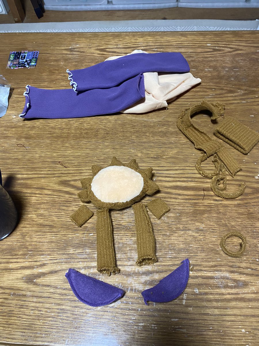 suga2kyu's tweet image. 手袋とくつ下などなどでつくりました

勢いだけでノープランで始めたから
目どーやって付けるん？？
え？手足長くね？
1回のお出かけで毛玉ーーー😱
とまぁ色々ありましたが
ひとまず作りたい欲は満足です🫶