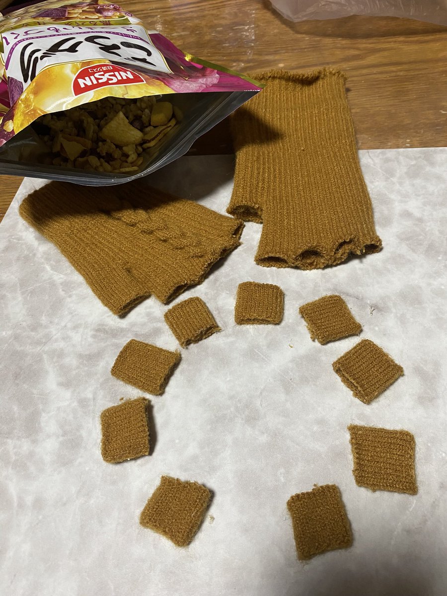 suga2kyu's tweet image. 手袋とくつ下などなどでつくりました

勢いだけでノープランで始めたから
目どーやって付けるん？？
え？手足長くね？
1回のお出かけで毛玉ーーー😱
とまぁ色々ありましたが
ひとまず作りたい欲は満足です🫶