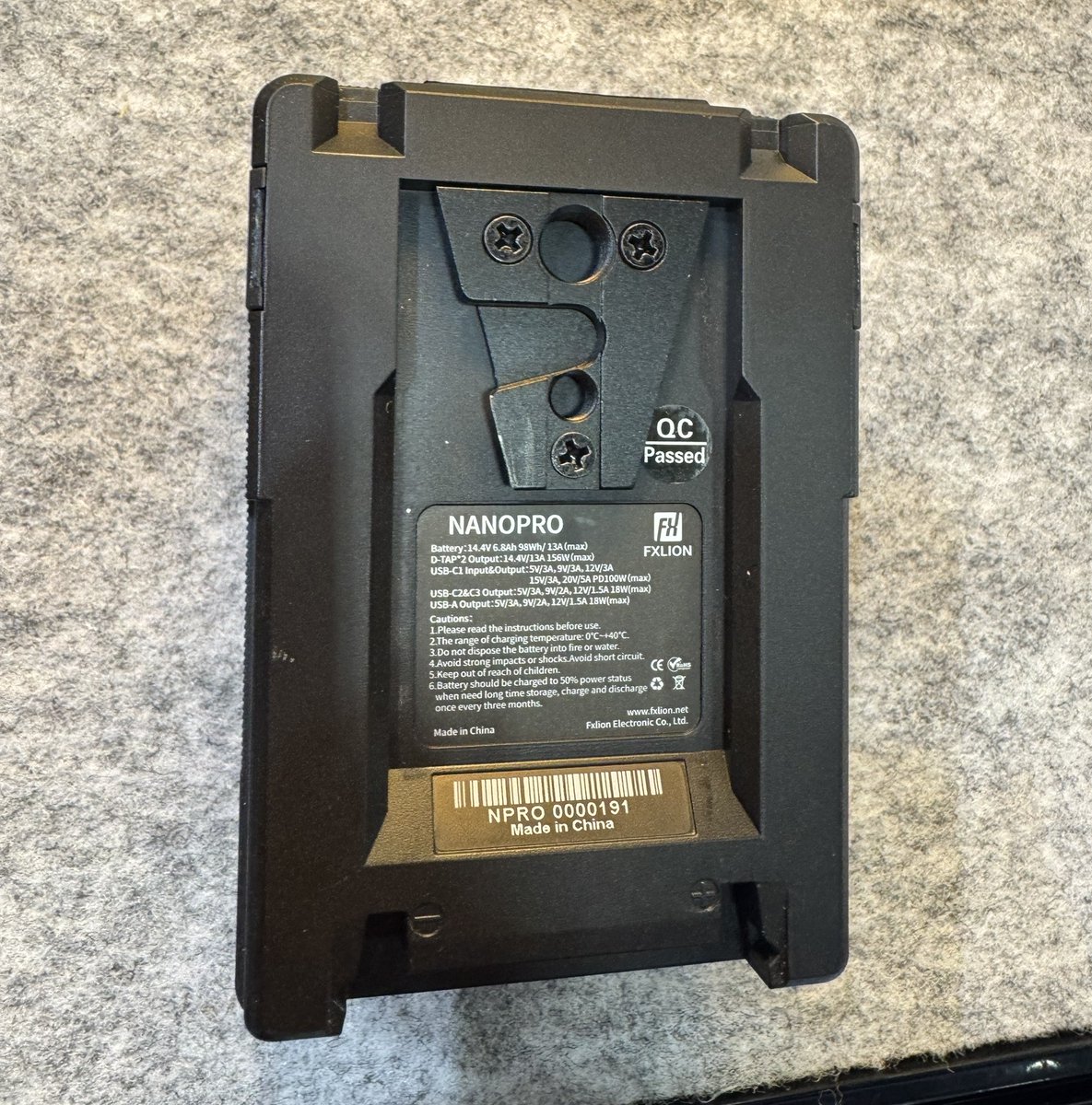 蓋が開いたところで固定が可能です！ またVマウントの所にネジ穴切って