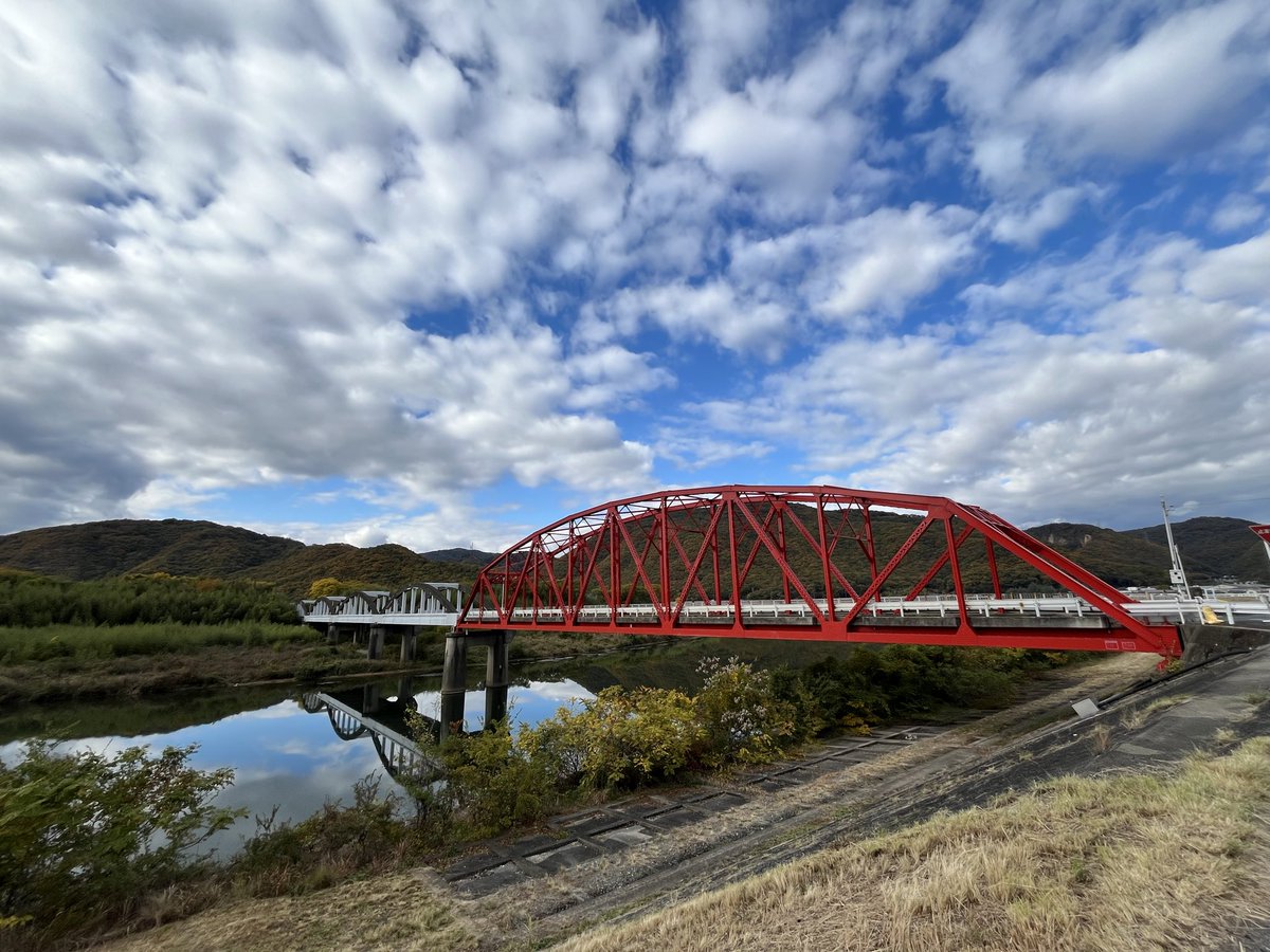 明日は岡山市役所でオレンジリボン展
毎年、ご好評いただいていますチャリティーバザーのため、協力農家さんのところにお邪魔しています！
今年もたくさんのとれたて野菜やハンドメイド作家さんの作品など、お安く販売します！
11／20（木）岡山市役所1階市民ホールへお立ち寄り下さい。