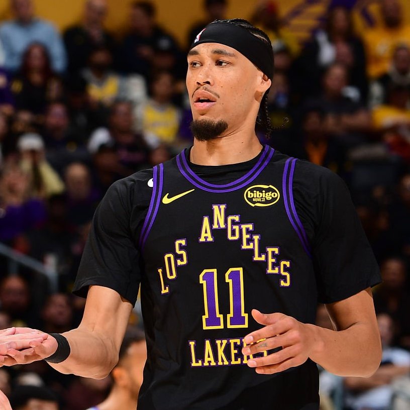 NBALAKERSBLOG's tweet photo. En el chat le están diciendo a Jayes, "El JaVale McGee de Temu". https://t.co/yXGYqEvcnc