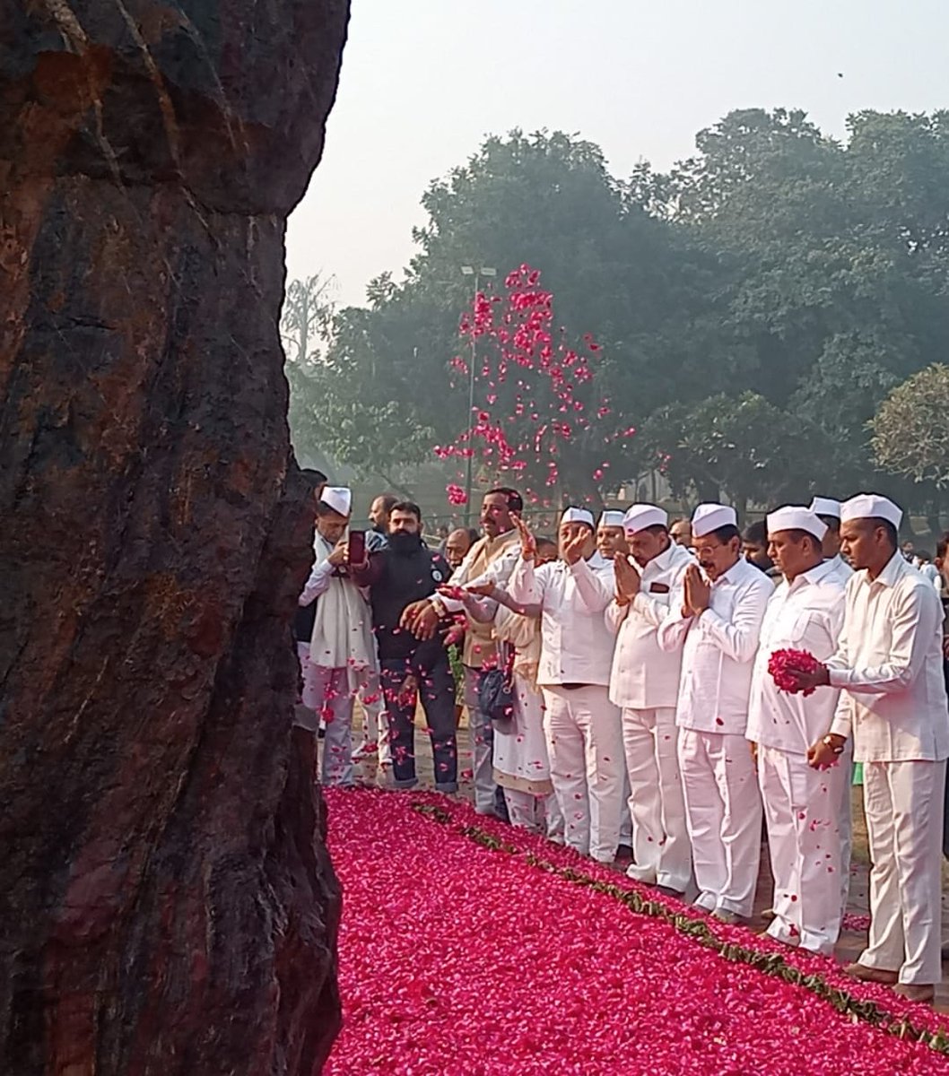 LaljiDesaiG's tweet photo. आज श्रीमती इंदिरा गांधी जी की जन्म जयंती के अवसर पर, मेरे साथ कांग्रेस सेवादल के साथी दिल्ली स्थित उनकी समाधि "शक्ति स्थल" पर पहुंच कर भावभीनी श्रद्धांजलि अर्पित की!

"जब तक सूरज चांद रहेगा, इंदिरा तेरा नाम रहेगा"! https://t.co/7rdWr3cyRw