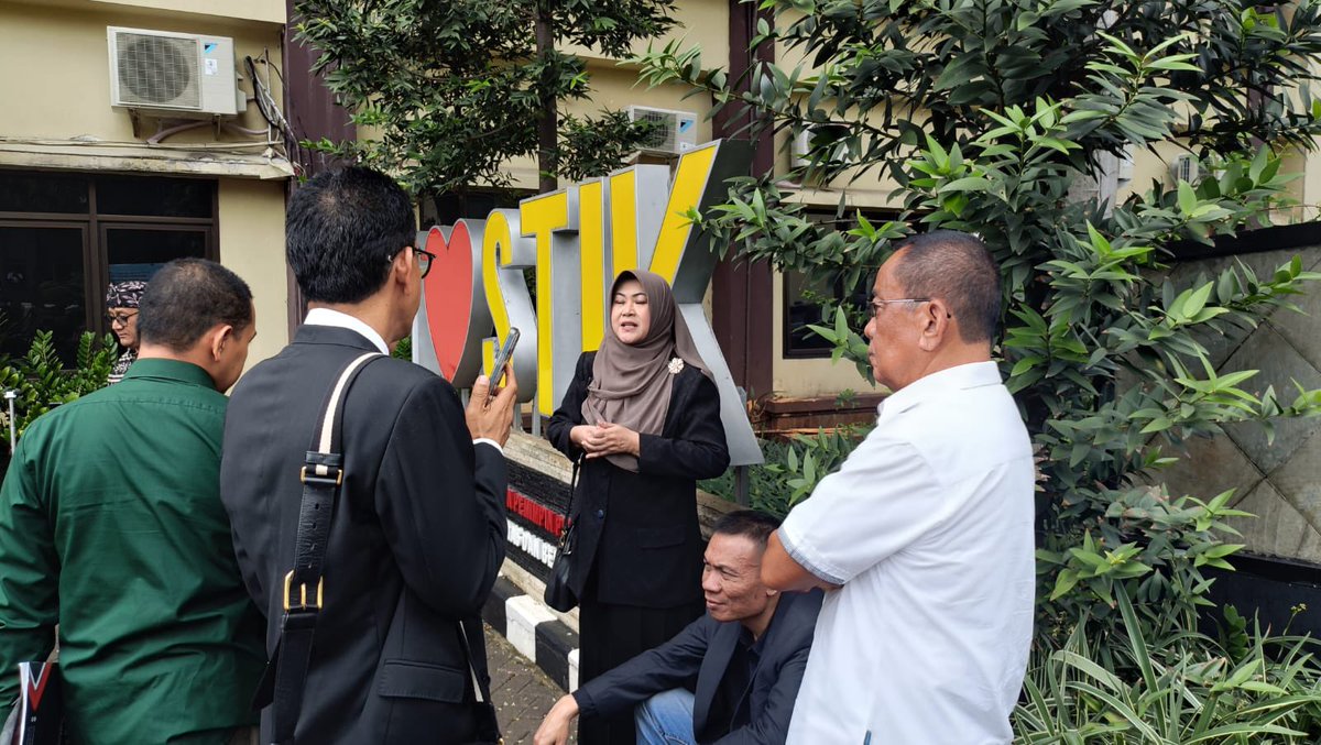 *Kami Walk Out pada pertemuan dg Komisi Percepatan Reformasi Kepolisian*

Hari ini kami 18 orang aktivis dikoordinir oleh Refly Harun diundang oleh Komisi Percepatan Reformasi Kepolisian untuk hadir memelberikan masukan ke Komisi.
Saat rapat dimulai, ada larangan terhadap 3 taman