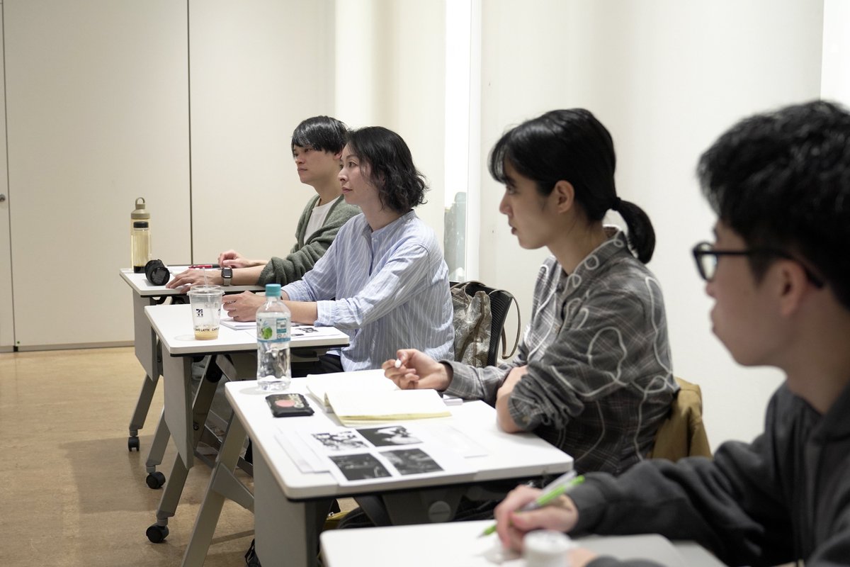 pancakenokai's tweet image. パンケーキの会公演『エーリヒ・ケストナー～消された名前～』勉強会の模様です

作者鈴木アツトさんをお招きしたこの日は
当時の人々の思考や時代の空気を皆で考えながら作品や登場人物に対する理解を深めていきました

🎫発売は11/29～
※お得なセット券は現在先行発売中！
forms.gle/7odpbTZPdHLDV9…