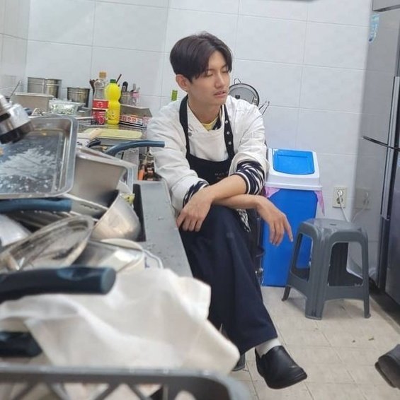 lovable_casi's tweet photo. 덕밥집 사장님 과거 알바생 시절
전격 공개 https://t.co/OIebqzTZGr