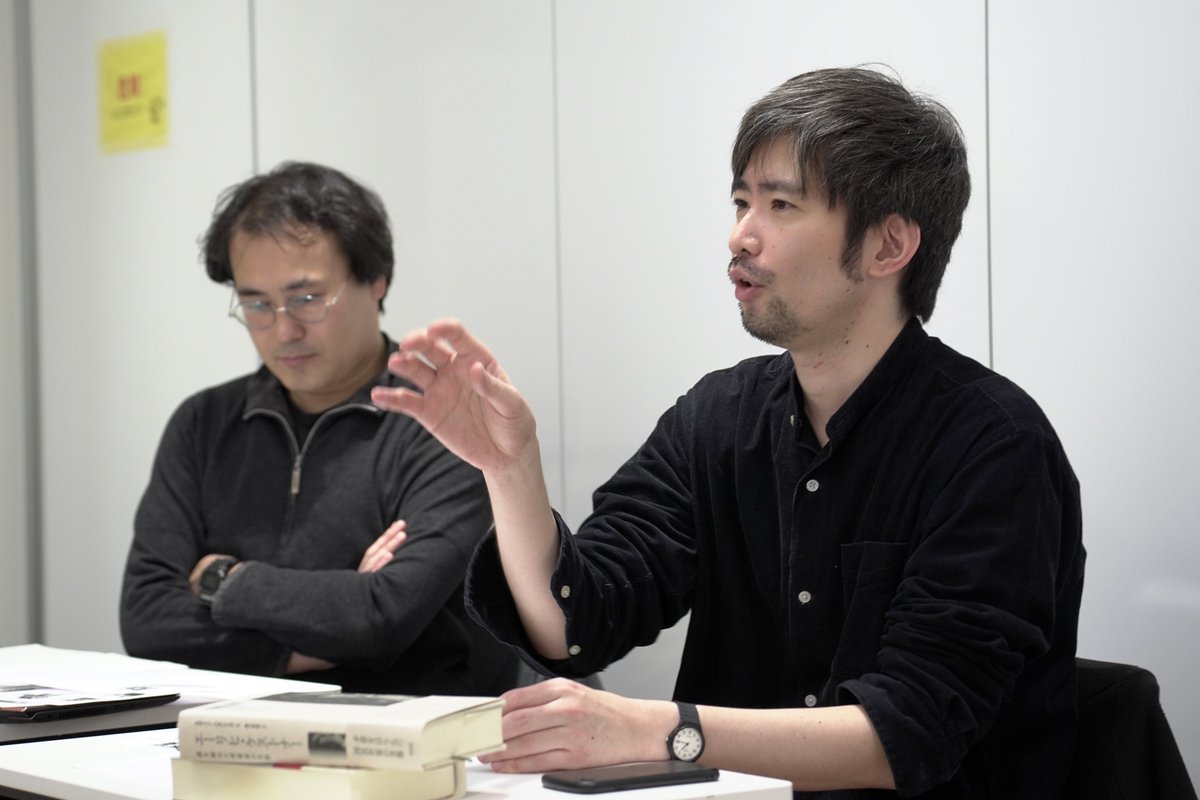 pancakenokai's tweet image. パンケーキの会公演『エーリヒ・ケストナー～消された名前～』勉強会の模様です

作者鈴木アツトさんをお招きしたこの日は
当時の人々の思考や時代の空気を皆で考えながら作品や登場人物に対する理解を深めていきました

🎫発売は11/29～
※お得なセット券は現在先行発売中！
forms.gle/7odpbTZPdHLDV9…