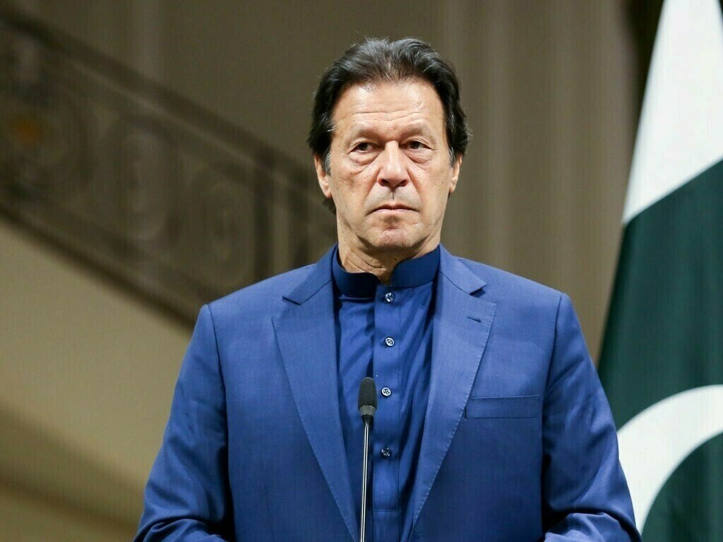 rizwanghilzai's tweet image. عمران خان نے معاشرے کے اُس طبقے کو بھی پولنگ اسٹیشن کا راستہ دکھایا جو کبھی ووٹ ڈالنے گھر سے نہیں نکلا تھا۔ پاکستان کی 60-فیصد آبادی نوجوانوں پر مشتمل ہے جسکی اکثریت آج بھی اُس کی حامی ہے۔ اب جامعات کے دورےکرنے، نوجوانوں سے گفتگو کرنے، لیپ ٹاپ اور موبائل فون تقسیم کرنے سےرائے…
