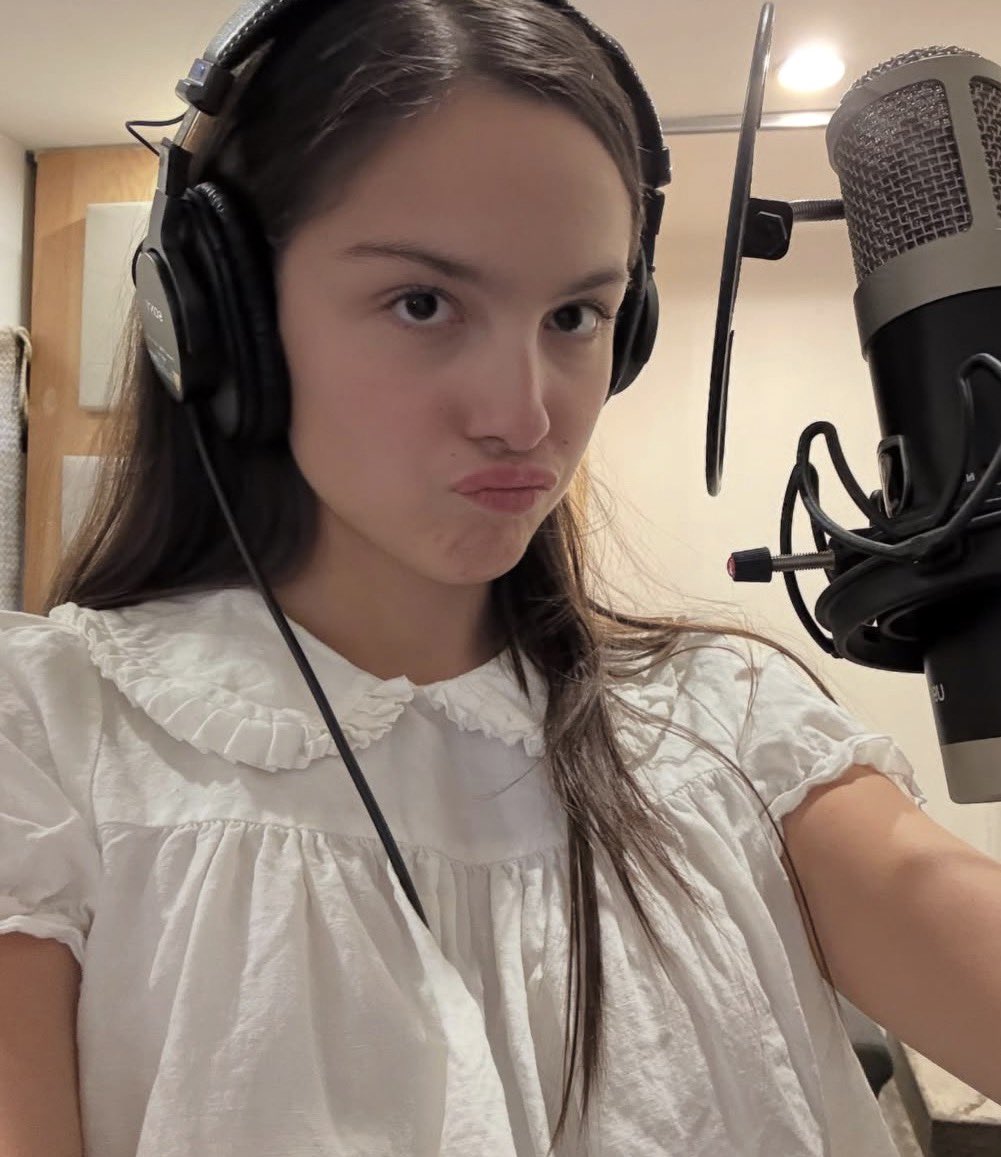 beeinmybody's tweet photo. OLIVIA RODRIGO SPOTTED IN THE STUDIO https://t.co/pylJedUfBQ