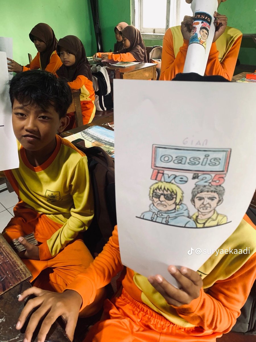 MalsaMJ's tweet image. You’ve got to see this @liamgallagher @oasis This is from Indonesia a teacher asked their students to make an Oasis poster for a class project. It’s incredible. Just shows how much they love your music. Hopefully you’ll keep the tour going next year and make a stop in Indonesia