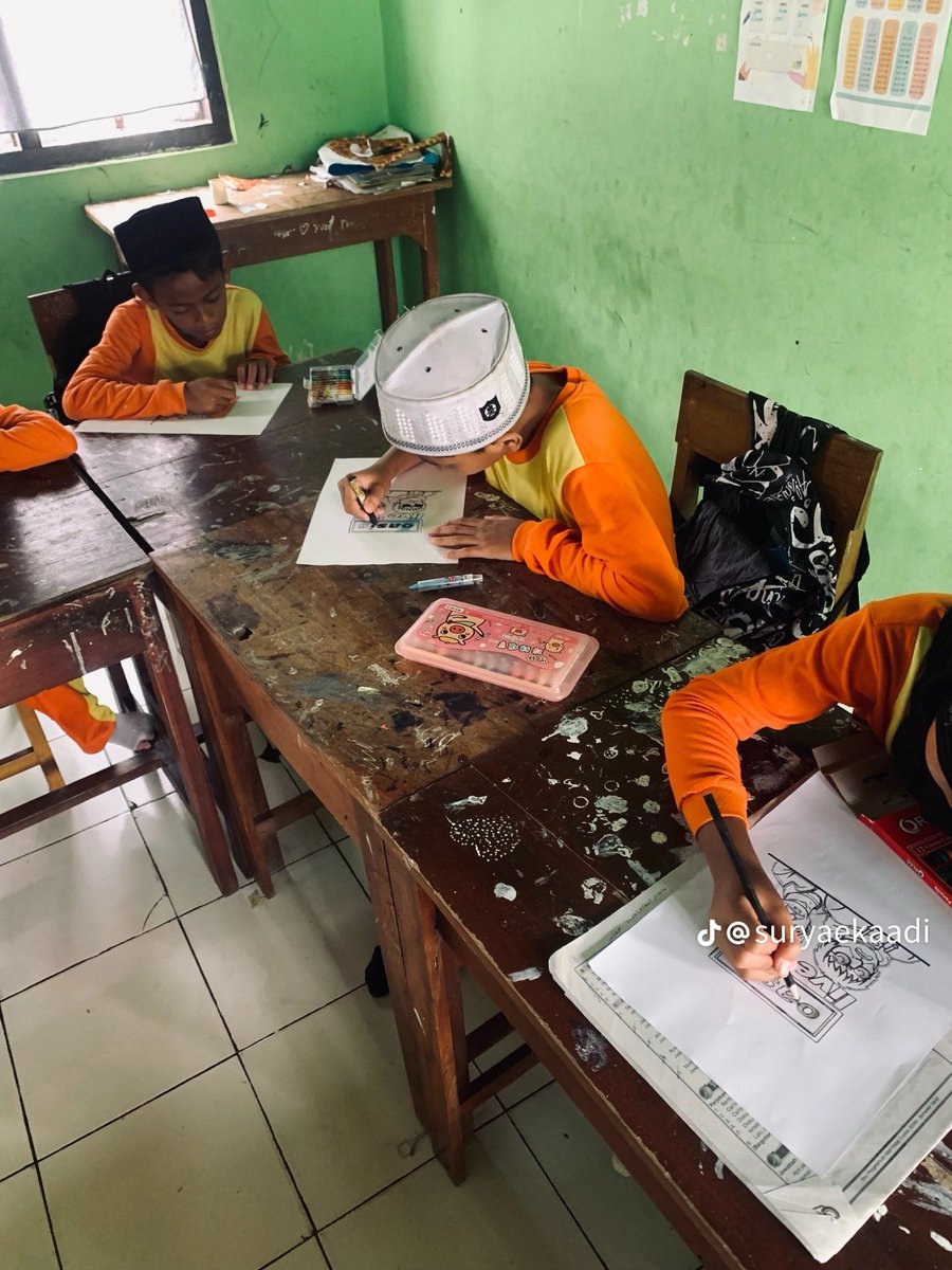 MalsaMJ's tweet image. You’ve got to see this @liamgallagher @oasis This is from Indonesia a teacher asked their students to make an Oasis poster for a class project. It’s incredible. Just shows how much they love your music. Hopefully you’ll keep the tour going next year and make a stop in Indonesia