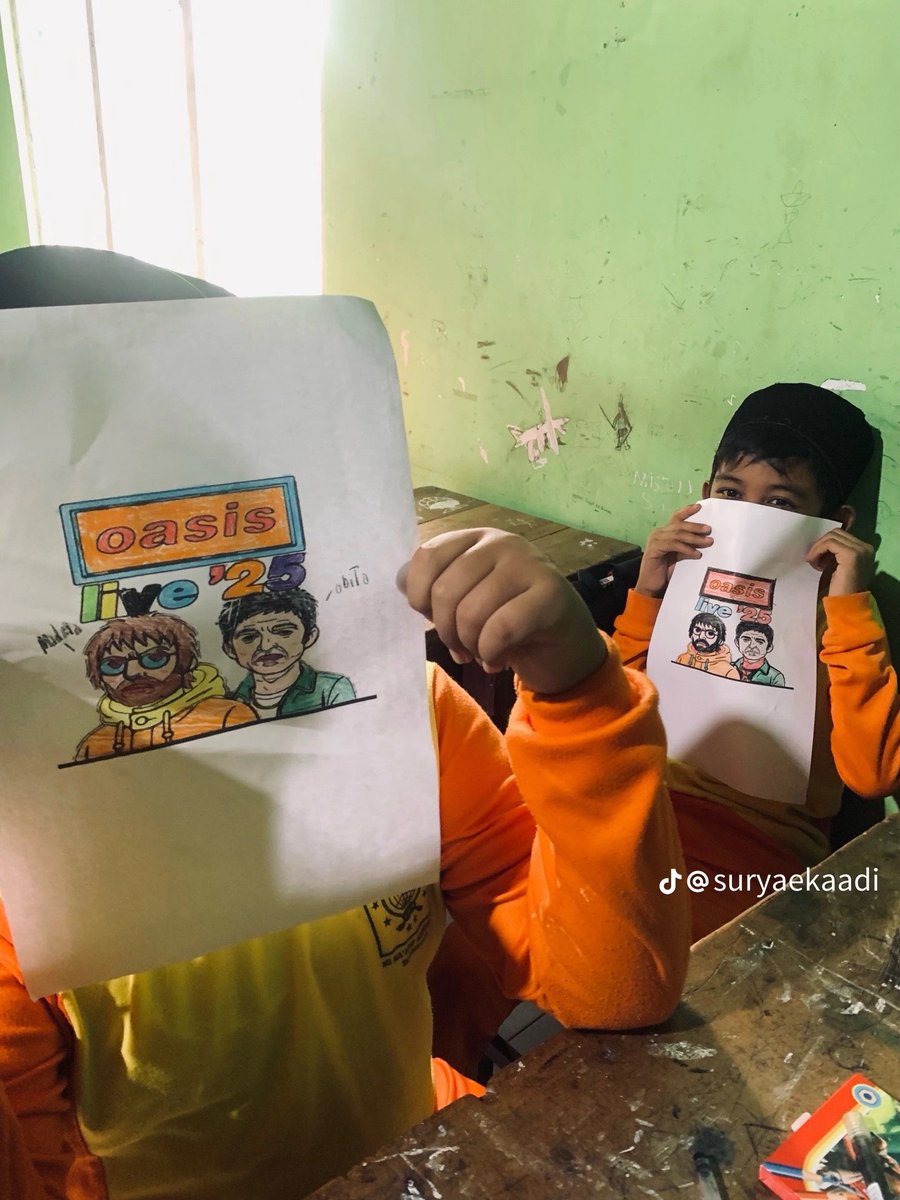 MalsaMJ's tweet image. You’ve got to see this @liamgallagher @oasis This is from Indonesia a teacher asked their students to make an Oasis poster for a class project. It’s incredible. Just shows how much they love your music. Hopefully you’ll keep the tour going next year and make a stop in Indonesia