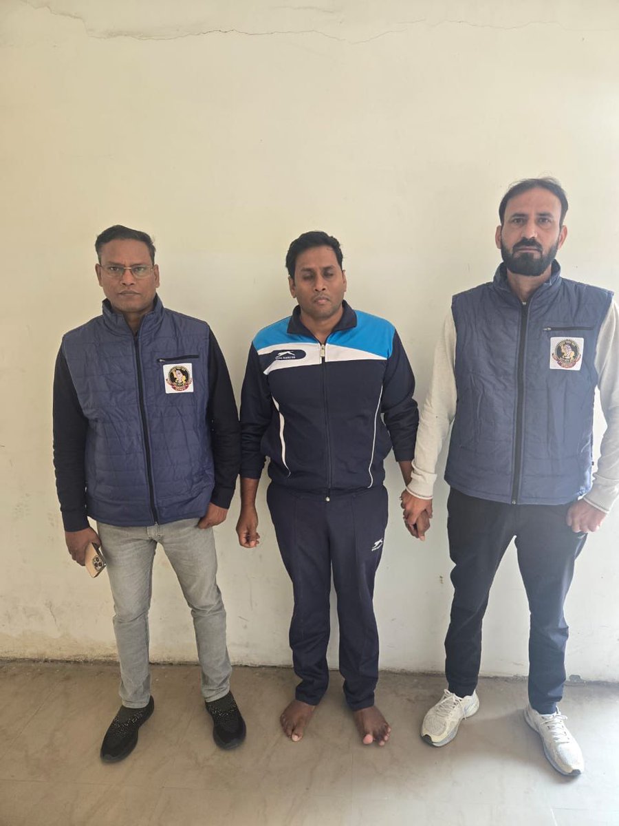 यूपी एसटीएफ की नोएडा यूनिट ने थाना सूरजपुर क्षेत्र से फर्जी रॉ ऑफिसर को गिरफ्तार किया है। उसकी पहचान सुनीत कुमार निवासी अजोई थाना भगवानपुर डिस्ट्रिक्ट वैशाली बिहार के रूप में हुई है। फर्जी रॉ ऑफिसर की आईडी बरामद।

<a href="/Cop_RK/">Raj mishra UPSTF</a>