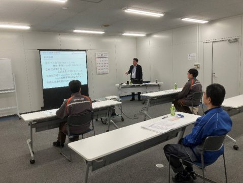 KOKUSAI_Logitec's tweet image. 新入社員採用時研修を実施しました！
今回の研修は座学を中心に行っており、運転業務の基本を学べたり、動画を視聴して危険を予測・回避する訓練などが盛り込まれております。
学んだことを活かして今後の配送に役立てていきましょう！
Blog:ilc-log.co.jp/6928/
＃国際ロジテック　＃ILC　＃研修