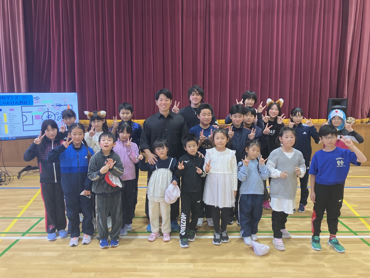 FightersPR's tweet image. #北海道応援大使プロジェクト

全児童の質問に答えて、全児童とキャッチボールもして交流を深めました⚾
みんな元気が良く、楽しい時間となりました😆

#神恵内小学校
#畔柳亨丞
#梅林優貴

#lovefighters