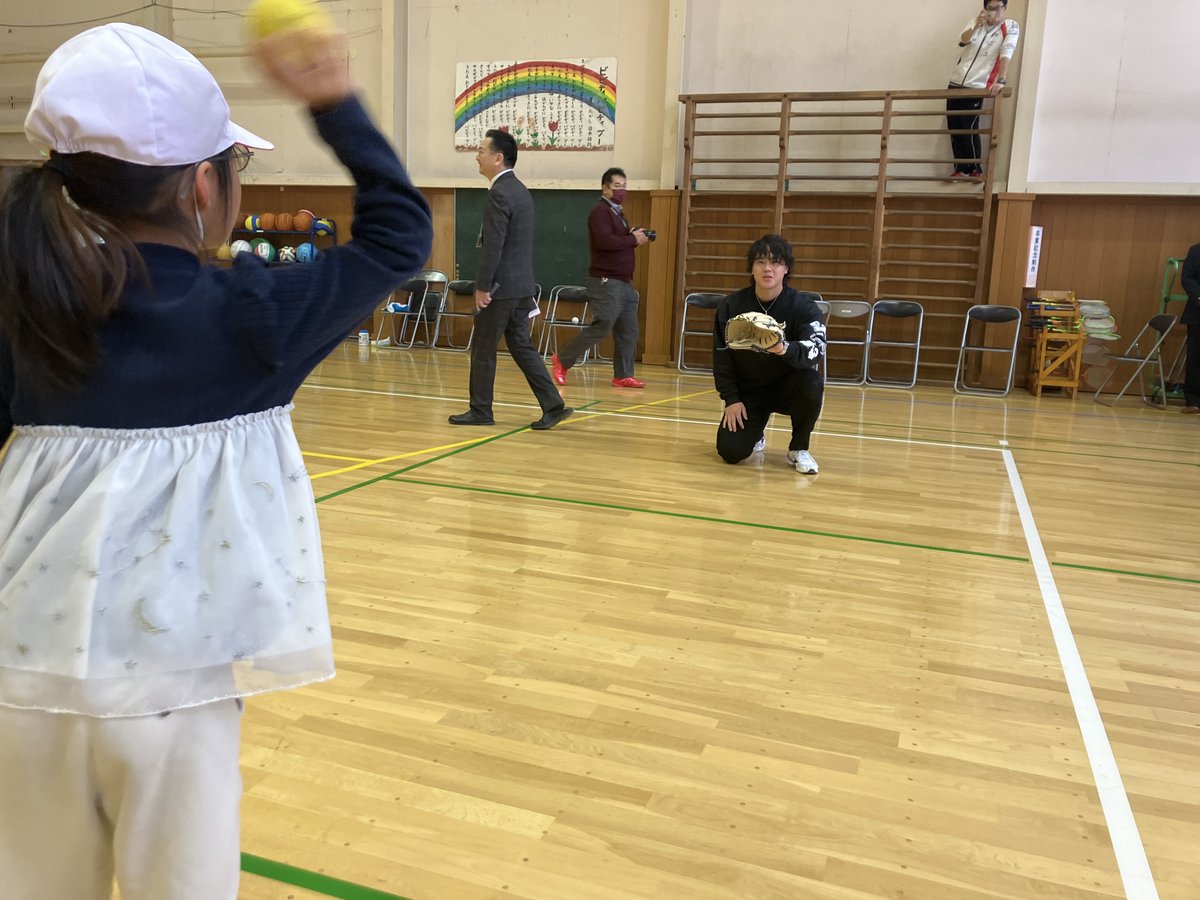 FightersPR's tweet image. #北海道応援大使プロジェクト

全児童の質問に答えて、全児童とキャッチボールもして交流を深めました⚾
みんな元気が良く、楽しい時間となりました😆

#神恵内小学校
#畔柳亨丞
#梅林優貴

#lovefighters