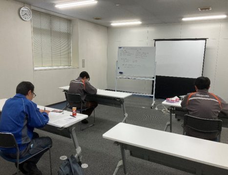 KOKUSAI_Logitec's tweet image. 新入社員採用時研修を実施しました！
今回の研修は座学を中心に行っており、運転業務の基本を学べたり、動画を視聴して危険を予測・回避する訓練などが盛り込まれております。
学んだことを活かして今後の配送に役立てていきましょう！
Blog:ilc-log.co.jp/6928/
＃国際ロジテック　＃ILC　＃研修