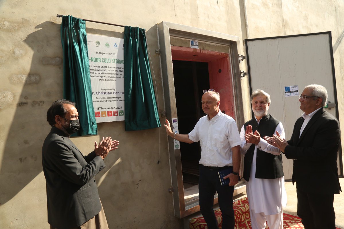 PPAFofficial's tweet image. 𝐌𝐢𝐥𝐞𝐬𝐭𝐨𝐧𝐞 𝐀𝐜𝐡𝐢𝐞𝐯𝐞𝐝 🚀
Under EU funded #GRASP*, Mr. Christian Ben Hell, Operations Sector Manager @EUPakistan along with representatives from @ITCnews PPAF and @SAFWC0  inaugurated 4 #SME in #Sindh 
These SMEs are scaling through digital transformation, improved…