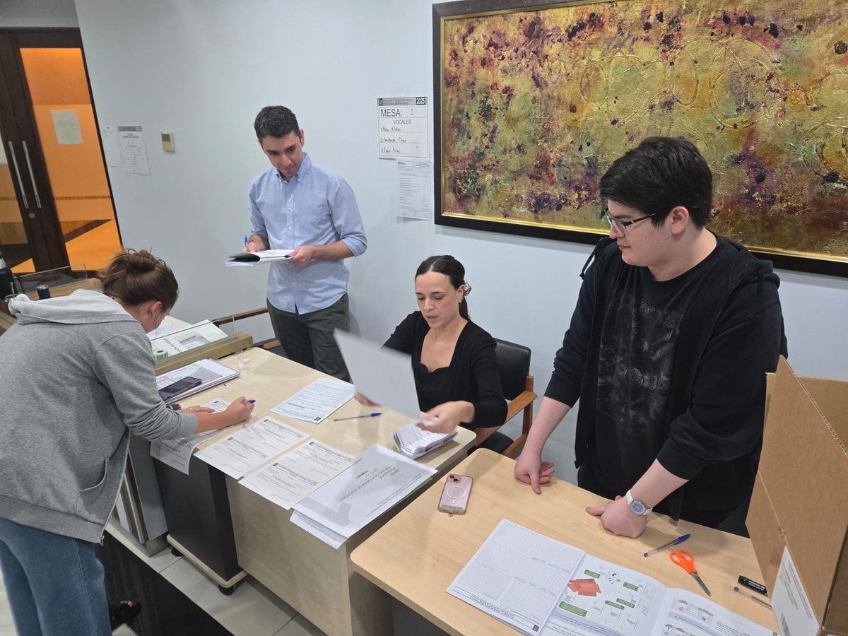 cchileyakarta's tweet photo. (1) En las dependencias de la Embajada de Chile en Indonesia, se llevó a cabo el pasado domingo la elección presidencial 2025. Participaron compatriotas tanto residentes en Yakarta como también en Sumatra y Malang, entre otras localidades en Indonesia. https://t.co/r446pGJRbm