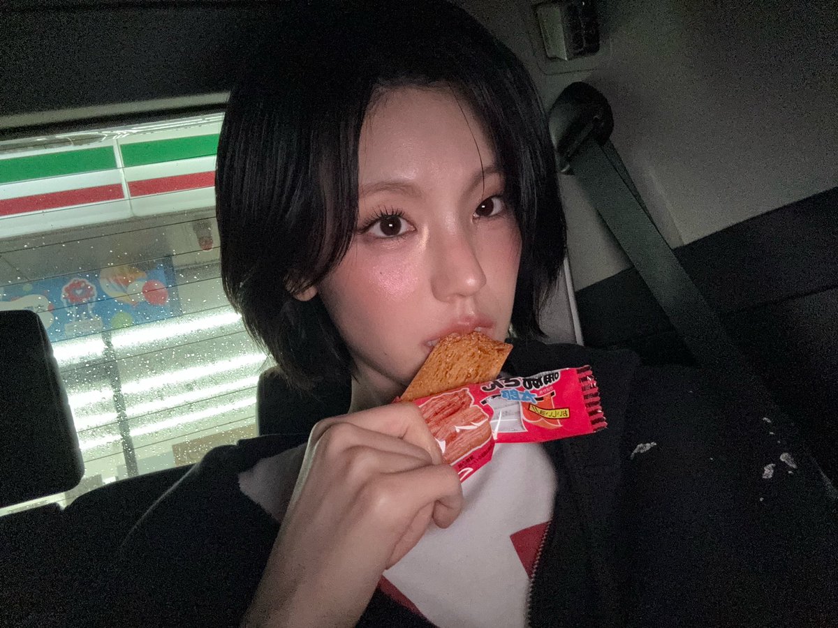 yjbubble's tweet photo. [251119] 2:33PM KST

🗳️ Yeji’s hair (she opened a poll asking which color looks better on her) ☺️ https://t.co/ahSkRSq0Zu