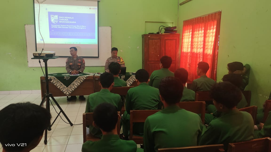 DirmanDirm97435's tweet photo. Panit 1 Binmas Polsek Bantul Ipda Fitri K. bersama Bhabinkamtibmas Trirenggo Aiptu Amat Riyadi, S.H., melaksanakan sosialisasi penerimaan murid baru SMA Taruna Kemala Bhayangkara TA 2026/2027 di SMP Unggulan Aisyiyah Trirenggo, Rabu (19/11/2025).
#PolsekBantul #Binmas https://t.co/xY0HG1Nw5S