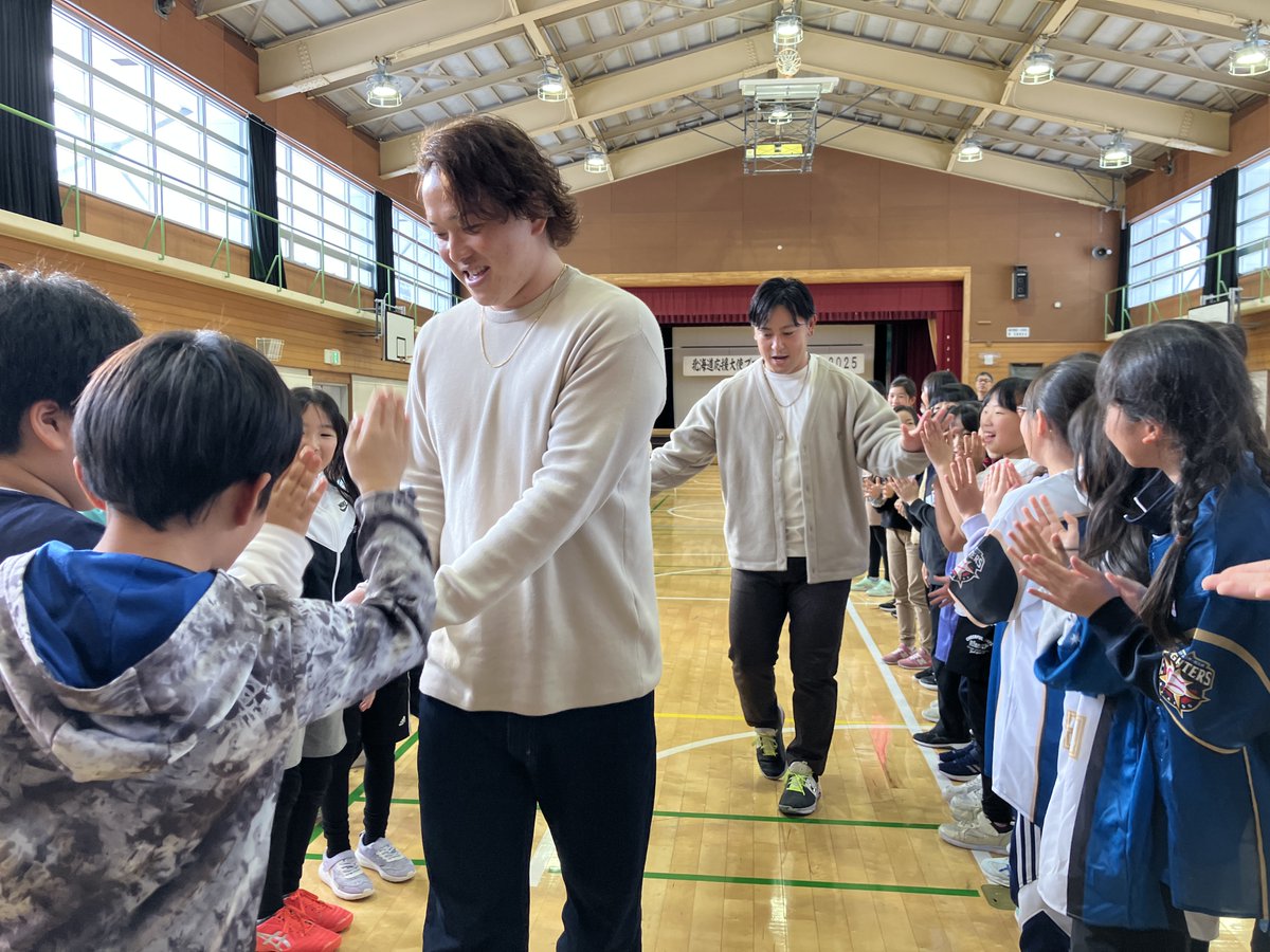 FightersPR's tweet image. #北海道応援大使プロジェクト

#京極町 の京極小学校交流会😍
全校児童107名と楽しい時間を過ごしました✨

#生田目翼
#河野竜生

#lovefighters