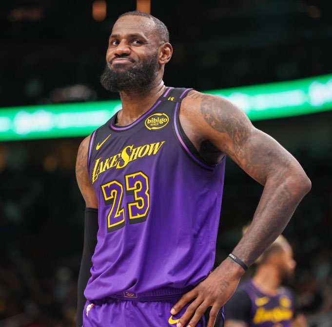 BrasilAD's tweet image. Uma AULA de basquete. Aplaudido de pé.

A idade não é um problema. Pode jogar mais quanto tempo quiser.

Isso é LeBron Raymone James.