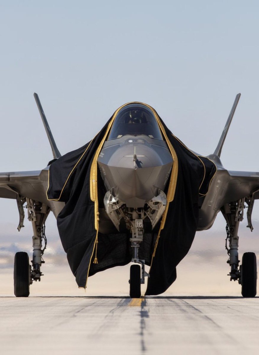 صباح الخير ☀️ ياوطن الخير والأمجاد ،، 🇸🇦
#محمد_بن_سلمان القائد الفذ 👇🏻👇🏻

أركب على اللي قنابلها من السّله
بمكبرات الصور في الجو جواله

أخذ المدرّج وتل بريكها تلّه
وأخفق بها خفقة الكدري لمقياله