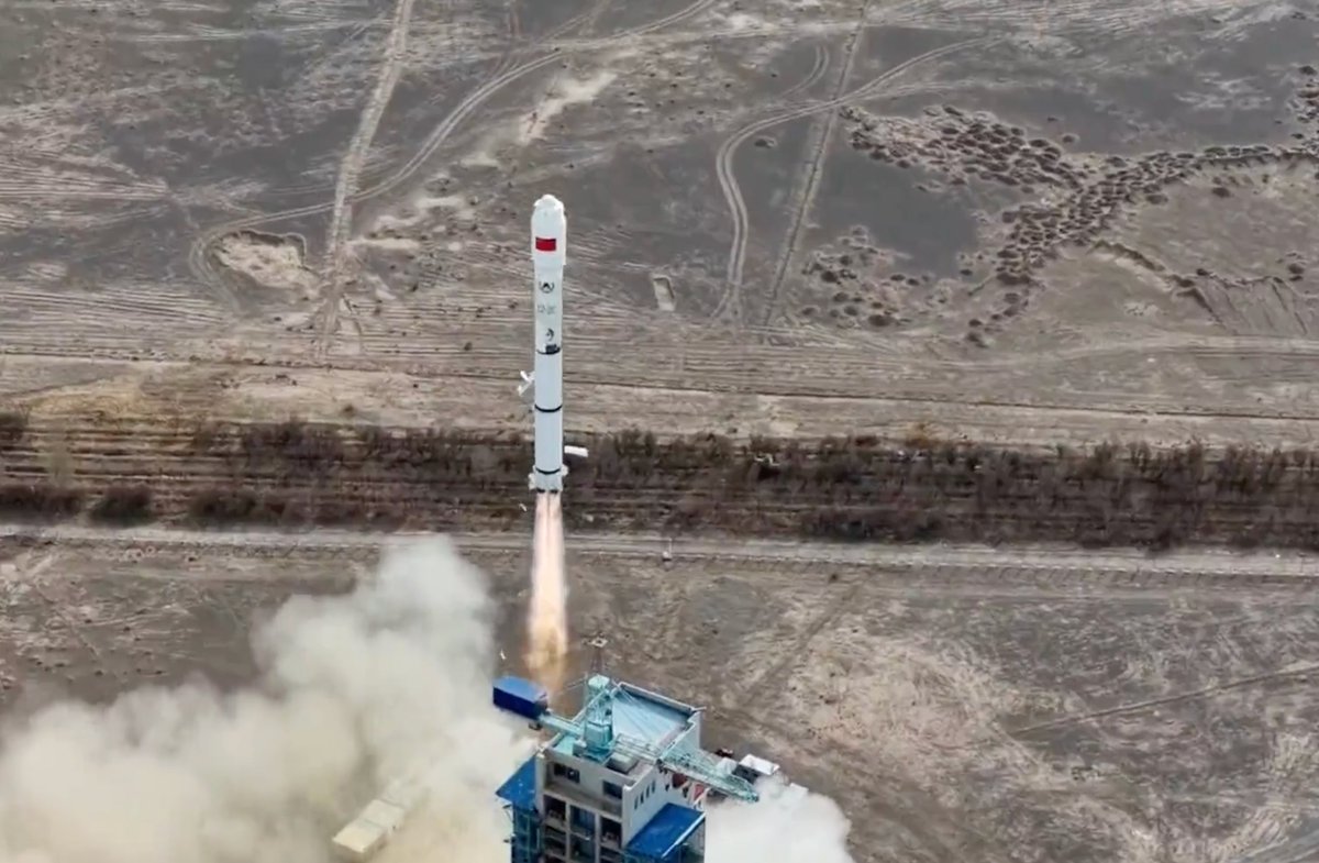 wulei2020's tweet photo. A #LongMarch2C carrier rocket blasted off at 12:01 p.m. BJT on Nov. 19 from the #Jiuquan Satellite Launch Center in northwest China, sending the #Shijian-30A, Shijian-30B &amp; Shijian-30C into the preset orbits. https://t.co/OGfn55Cxax