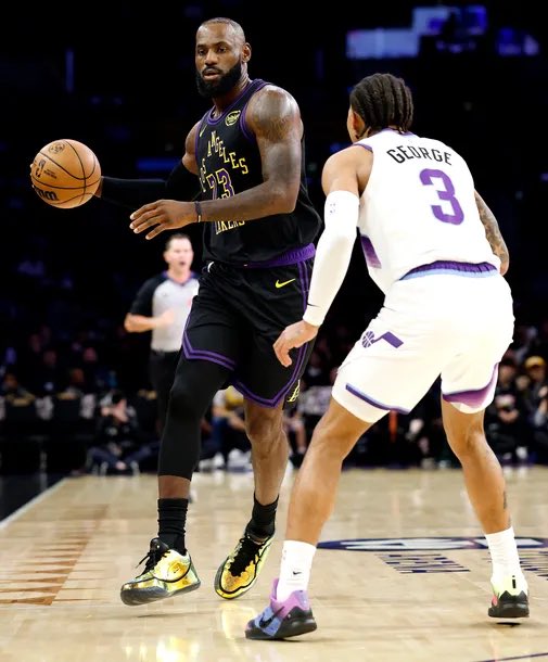 LegionHoops's tweet image. LeBron James in his Year 23 debut:

11 points
12 assists
1 turnover
4/7 FG
2/3 3P

30 minutes.