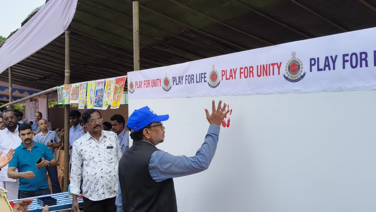 LGov_Puducherry's tweet image. Administered #RashtriyaEktaDiwas&apos; pledge among Youngsters &amp;amp; signed a #campaign for #NationalUnity alongwith &apos;Walk for Unity&apos; event on account of 150th Birth Anniversary of the #IronMan of India #SardarVallabbhaiPatel.
@rashtrapatibhvn @narendramodi @AmitShah @PIB_India