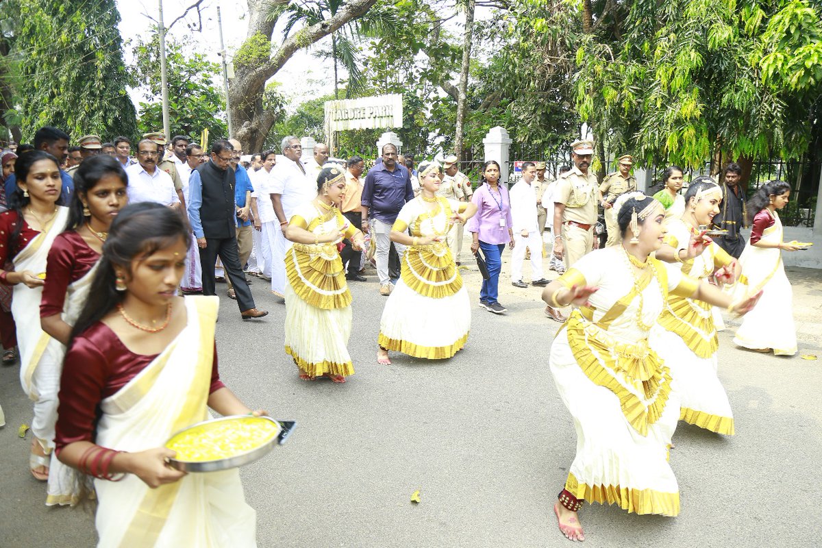 LGov_Puducherry's tweet image. Administered #RashtriyaEktaDiwas&apos; pledge among Youngsters &amp;amp; signed a #campaign for #NationalUnity alongwith &apos;Walk for Unity&apos; event on account of 150th Birth Anniversary of the #IronMan of India #SardarVallabbhaiPatel.
@rashtrapatibhvn @narendramodi @AmitShah @PIB_India