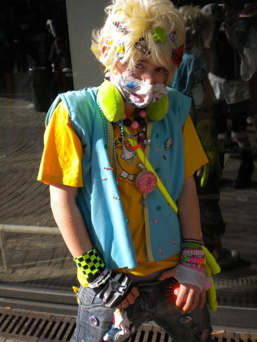 wuaIva's tweet image. modern day teddy self insert dresses like this while idv version dresses more like that #Evolution