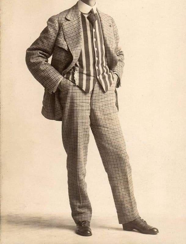 wuaIva's tweet image. modern day teddy self insert dresses like this while idv version dresses more like that #Evolution