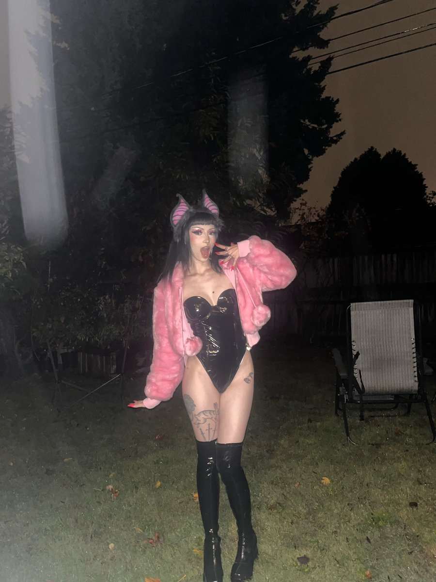 kittenfrompluto's tweet image. Omg why didn’t u guys tell me I forgot to post my Halloween costume pics