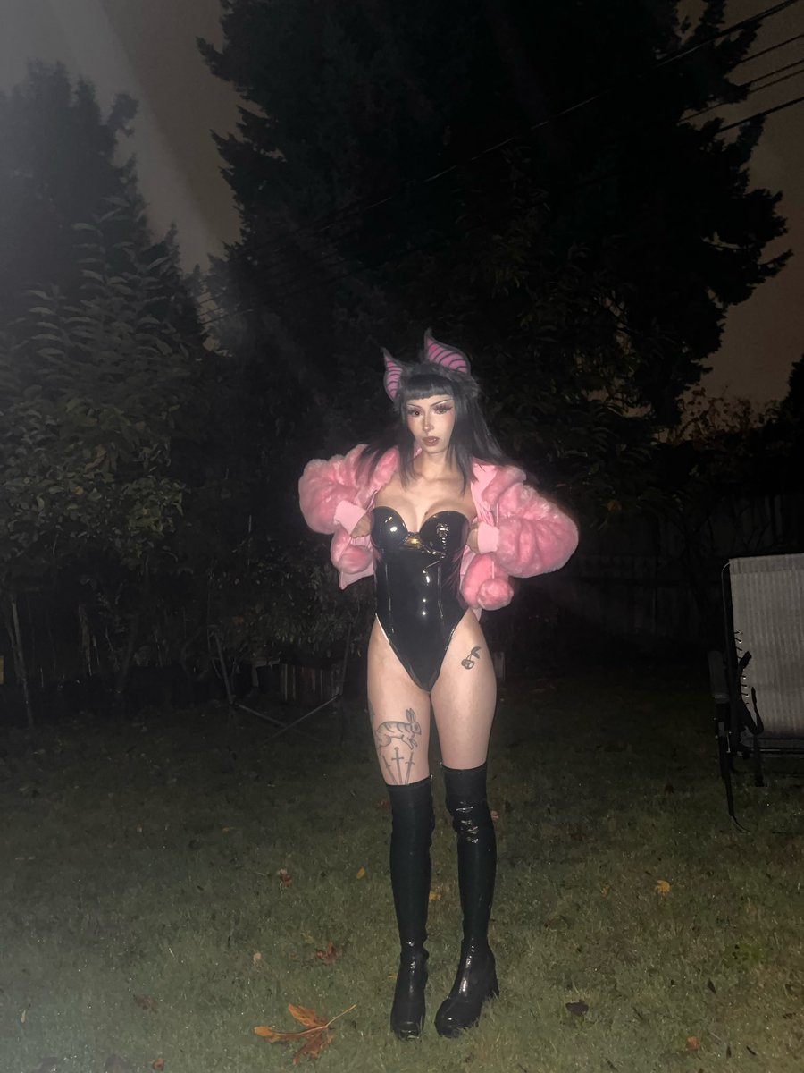 kittenfrompluto's tweet image. Omg why didn’t u guys tell me I forgot to post my Halloween costume pics