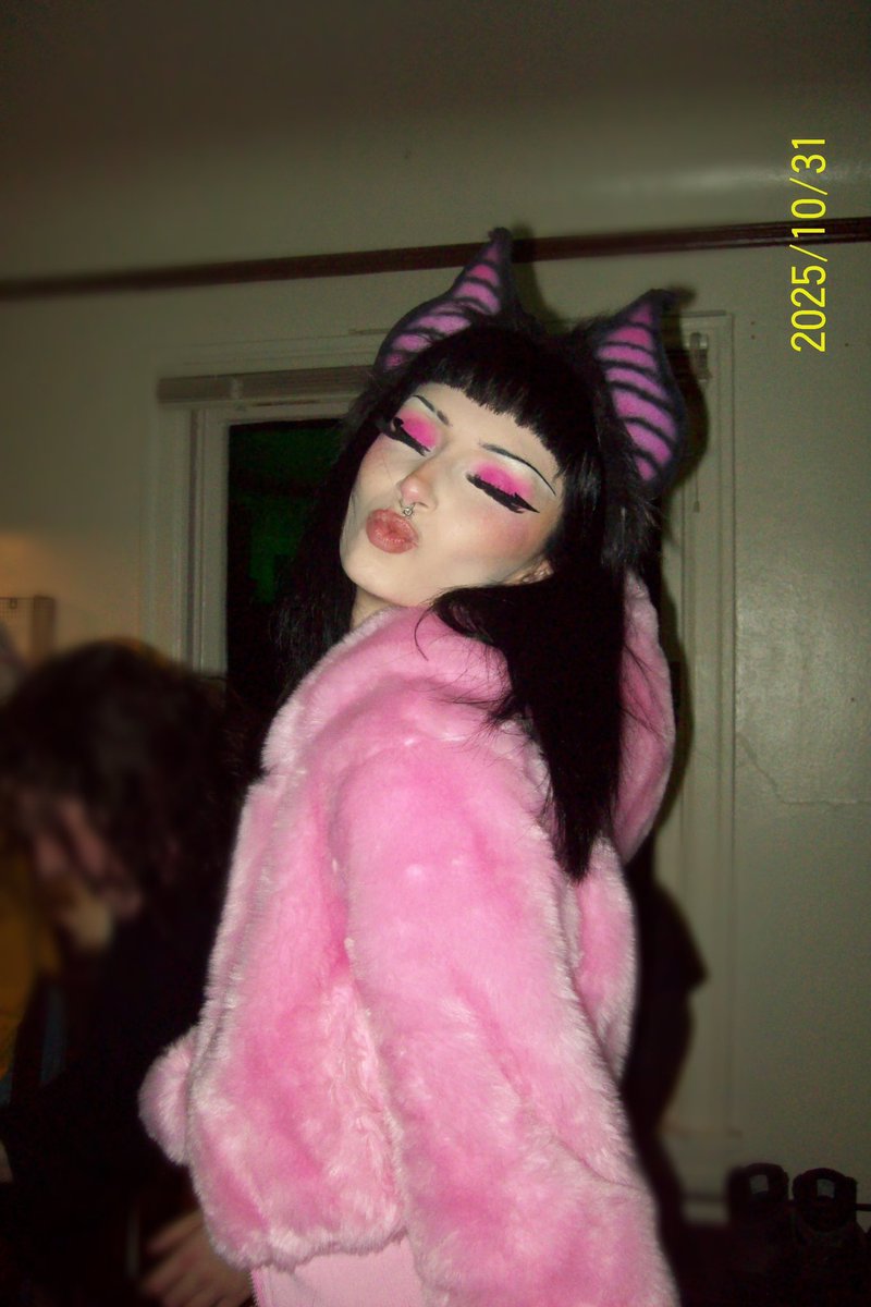 kittenfrompluto's tweet image. Omg why didn’t u guys tell me I forgot to post my Halloween costume pics
