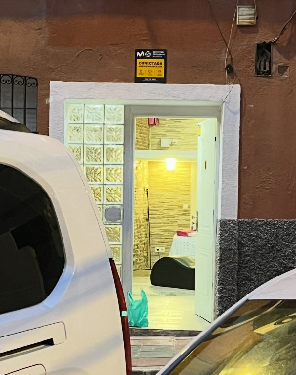 Amanece un nuevo día con otro local reconvertido en vivienda para alojamiento turístico. El problema del pequeño comercio en Puente de Vallecas es más grave de los que nos parece.