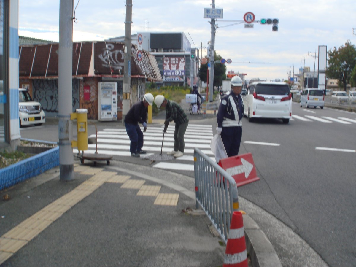 TechGroundUp's tweet photo. ブログ（隊長のすべらない独り言）更新しました。
【通学路の横断歩道に設置されているマンホール蓋防滑（滑り止め）加工（SR工法）】
https://t.co/KofnXVquyT 

#大阪府 #和泉市 #和気小学校 #芦部小学校 #池上小学校 #伯太小学校 #通学路 #横断歩道 #児童 #学童 #マンホール蓋 #マンホール #滑った https://t.co/OP6AgZ0Iye
