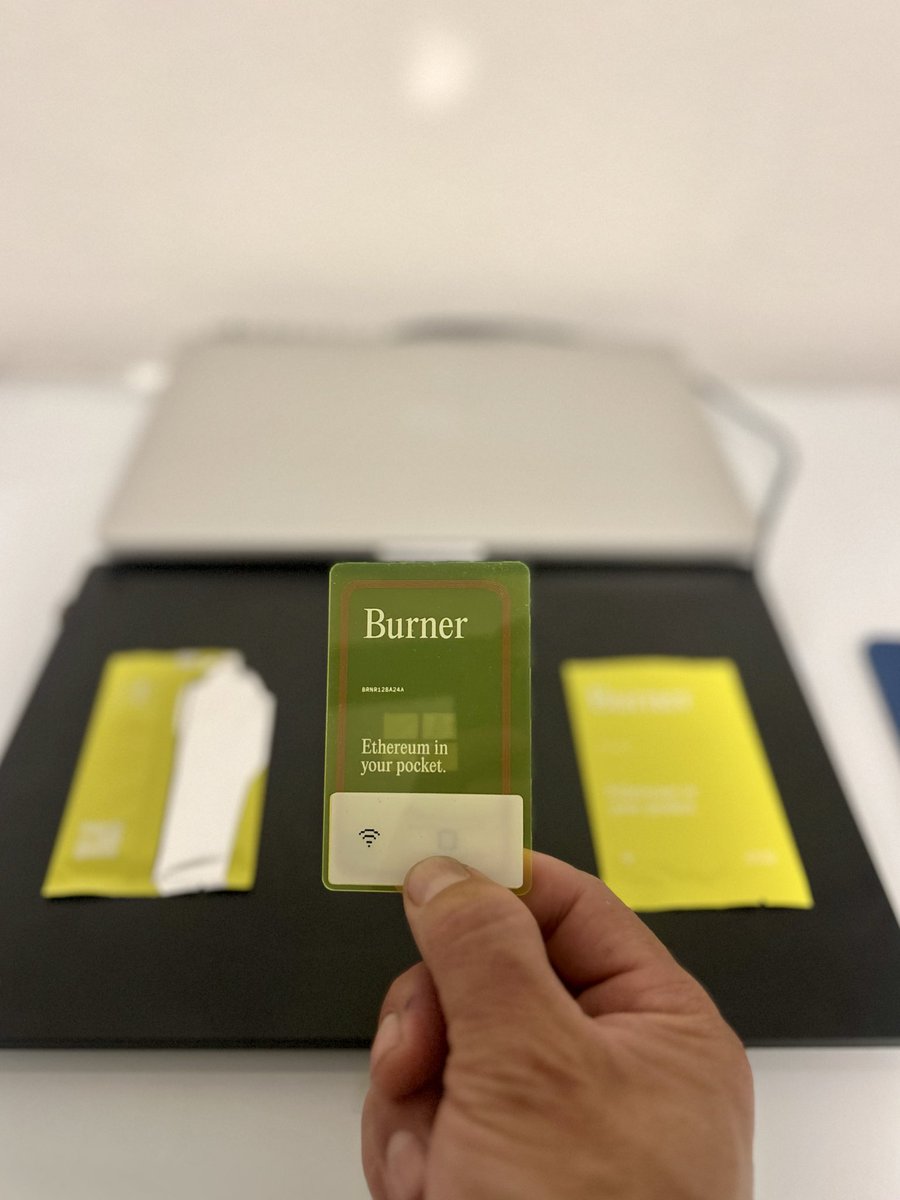 PaultechDesigns's tweet image. One for me. One for the CEO this Xmas.

Welcome to the Onboard Your Boss Challenge
 @useburner @FlexaHQ