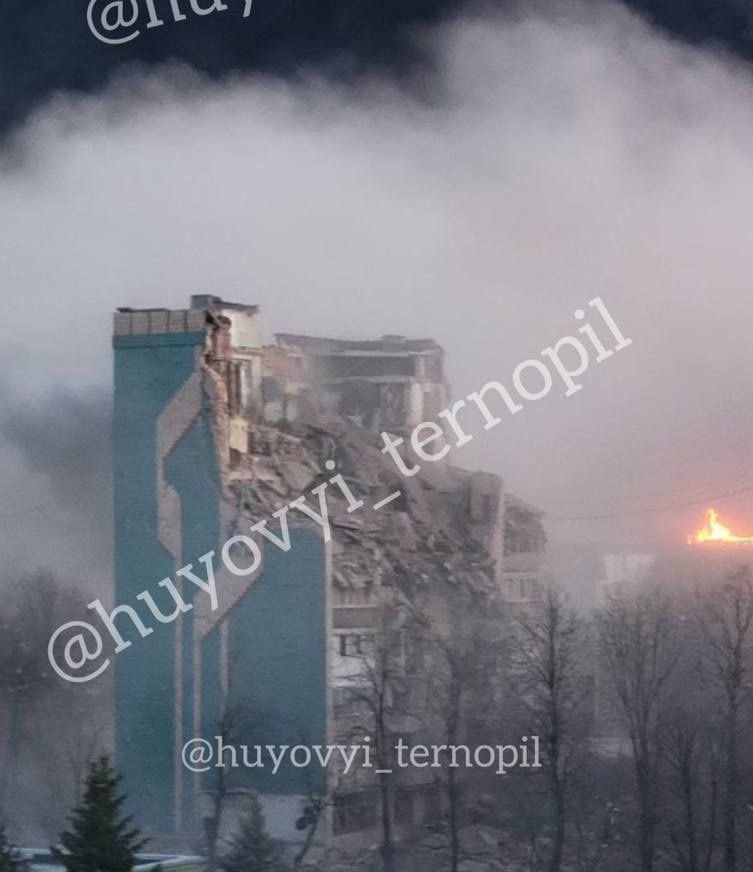 Liveuamap's tweet image. Residential apartments block was partially destroyed as result of Russian attack in Ternopil liveuamap.com/en/2025/19-nov…