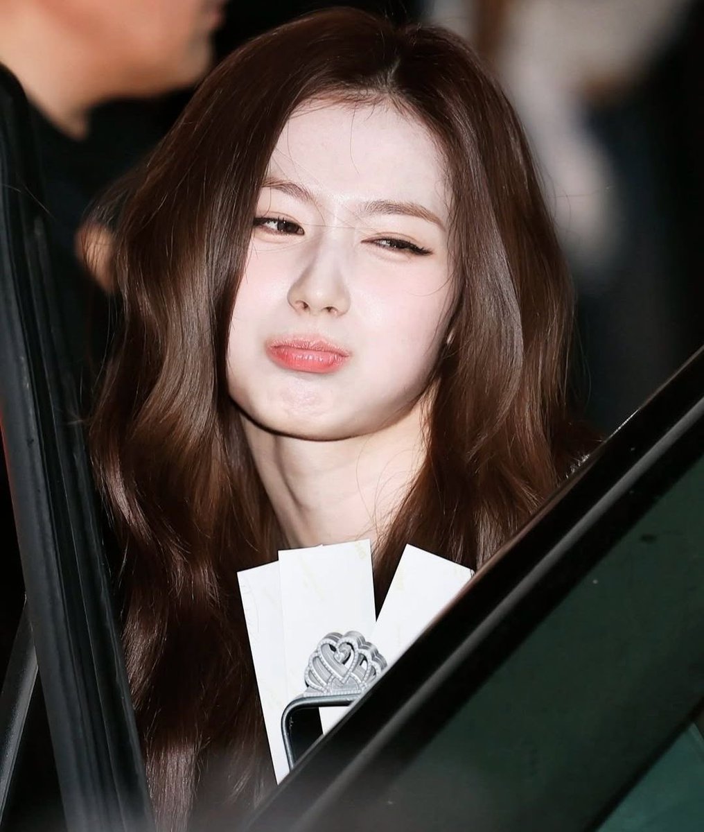 SANA (@sanabestglrl) on Twitter photo 