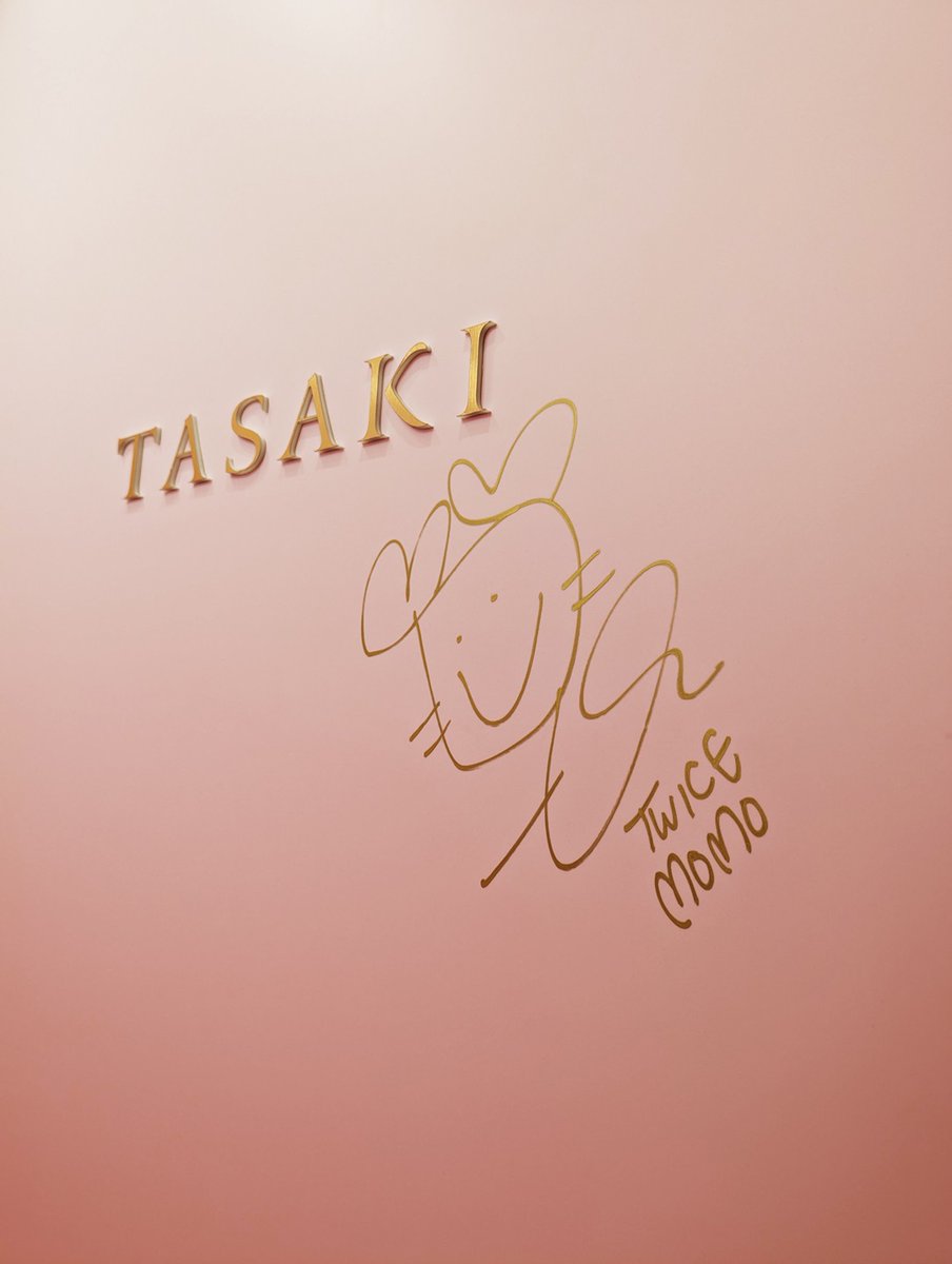 TASAKI 銀座本店にMOMOが来店！ MOMOがサインを添えた特別なホリデー
