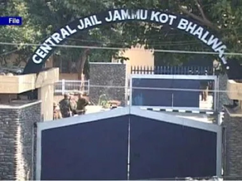 jkmediasocial's tweet image. Counter Intelligence Unit of Jammu and Kashmir police on Wednesday conducted a raid on the high-security Kot Bhalwal jail here, officials said.

The raids on the Kot Bhalwal jail comes in the backdrop of a major #crackdown following recent unearthing of a “white collar” terror…