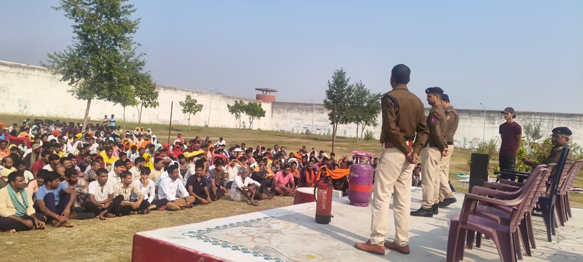 Biharfire112's tweet photo. देवकुंड क्षेत्र में अग्नि सुरक्षा जागरूकता अभियान—
भीमलीचक और देवकुंड पंचायत में मॉक ड्रिल कर लोगों को आग से बचाव व सुरक्षित व्यवहार के बारे में जागरूक किया गया। पंपलेट के माध्यम से सतर्कता और तैयारी का संदेश दिया गया।#BiharFireService #Bihar #WeServeToSave #SafetyAwareness https://t.co/yhwIHZSO95