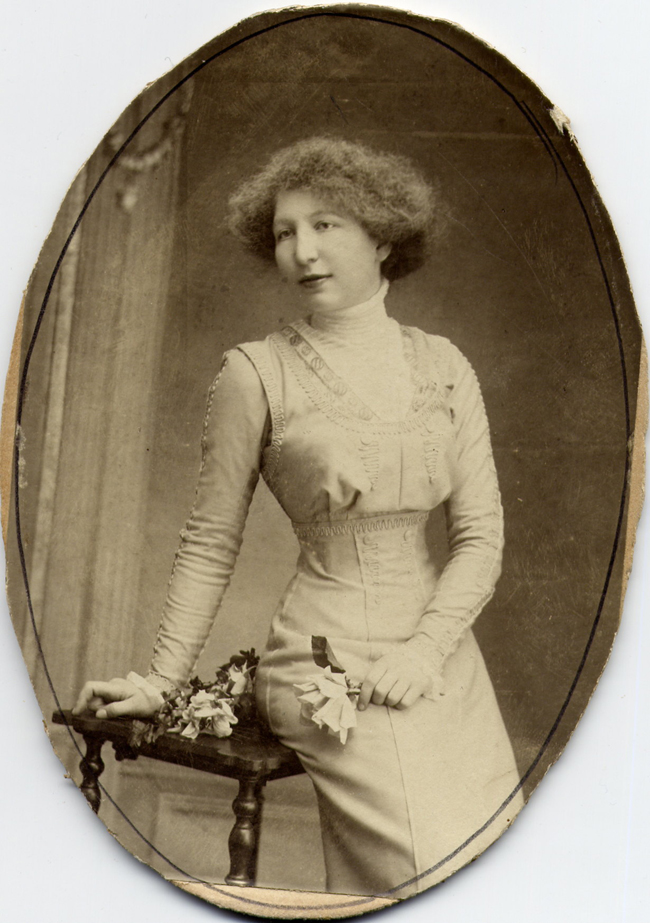 AuschwitzMuseum's tweet image. 19 November 1890 | Swiss Jewish woman, Marthe Bader (née Weil), was born in Basel. She lived in France during the war.

On 3 February 1944 she was deported from #Drancy to #Auschwitz and murdered in a gas chamber after arrival selection.
---

A short video about gas chambers and…