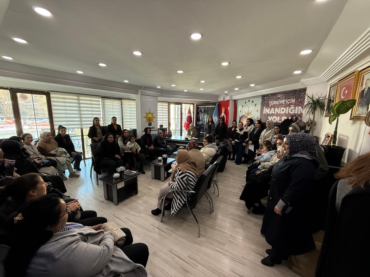 📍 Hakkari 
AK Parti İl Kadın Kolları  olarak, Başkanımız Sayın <a href="/GunesHyv/">Güneş Hayva</a>  öncülüğünde; Haftalık Olağan Yönetim kurulu toplantımızı gerçekleştirdik.

Verimli bir toplantı gerçekleştirdik ve alınan kararların hayırlara vesile olmasını diliyoruz.