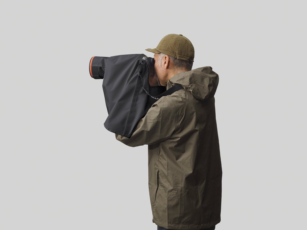 sshopnakamura's tweet image. 📸 ソニー新製品情報
本日11/19より、αシリーズ向け純正アクセサリー
 「レインカバー」「ソフトキャリングケース」 の予約開始！

悪天候撮影の強い味方＆超望遠レンズの持ち運びをさらに安心に。
レインカバーは発売後、当店店頭で実機お試しOKです。
詳細はブログにて
nakamura.yokohama/2025-11-19-son…