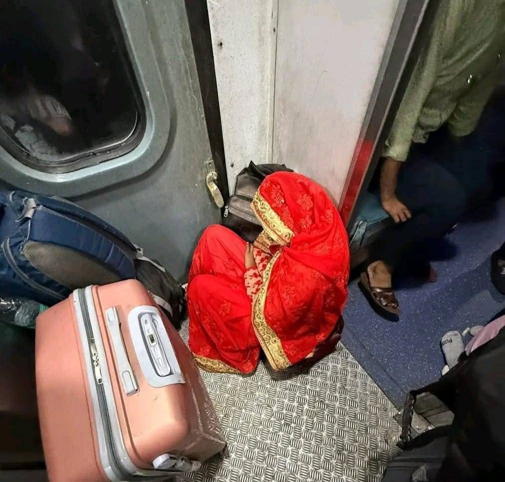menirbhay93's tweet image. वर्षों से ऐसी फोटो वायरल होती रहतीं हैं और लड़कों को मोटिवेट किया जाता है भैय्या चाहे जैसी भी परिस्थिति आ जाय अपने मेहरारू/बहन को AC/जहाज़ से ले जाए ईतना पैसा कमा रहे भाई बुद्धिजीवी बनों #IRCTC एप्लीकेशन पर जाइये तो समान्य आदमी टिकट नहीं बुक कर सकता है इतनी धांधली है उस पर भी…
