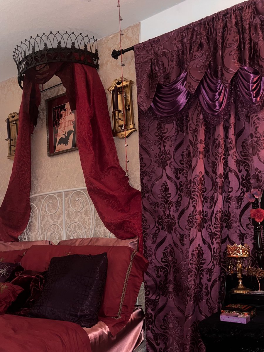 Anaferatu's tweet photo. My medieval vampire princess room 🏰🫀🦇⚔️🔮🐉🏹 https://t.co/BNeqUOIMov